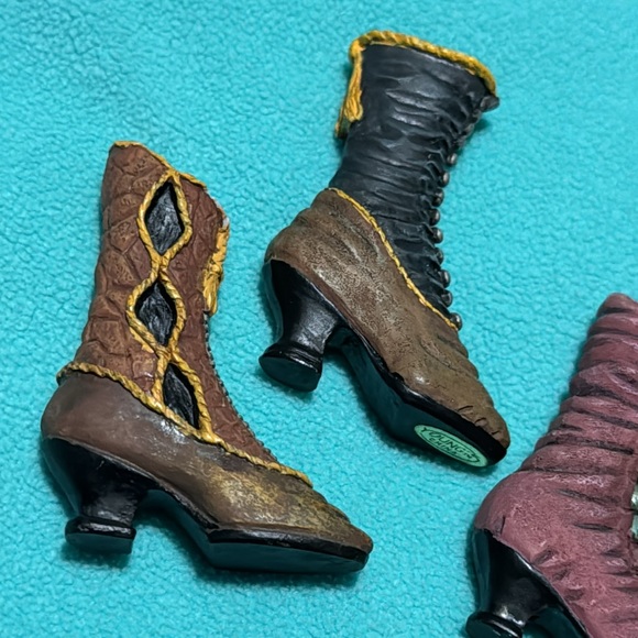 Set of 6 adorable vintage miniature womens’ porcelain or resin (?) boots - Picture 2 of 13